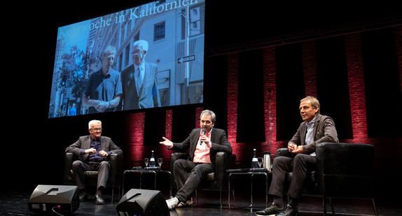 v.l.n.r.: Ministerpräsident Winfried Kretschmann, Arnd Zeigler und Jürgen Klinsmann (Bild: Staatsministerium Baden-Württemberg)