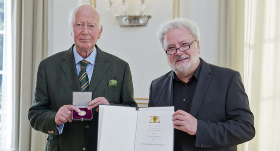 Hans Peter Müller (l.) und Staatsminister Klaus-Peter Murawski (r.)