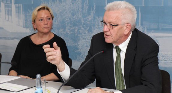 Ministerpräsident Winfried Kretschmann (r.) und Kultusministerin Susanne Eisenmann (l.)
