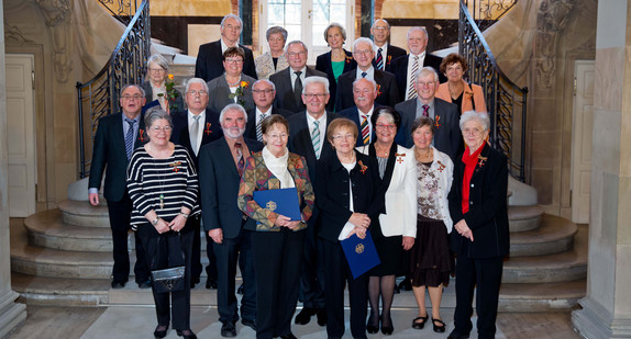 Gruppenbild mit Ministerpräsident Winfried Kretschmann (M.) und den Ordensträgerinnen und -trägern