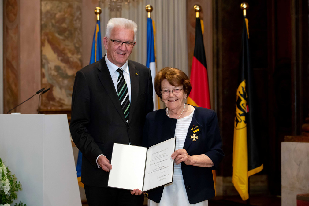 Ministerpräsident Winfried Kretschmann (l.) und Dr. Ellen Breckwoldt (r.) 