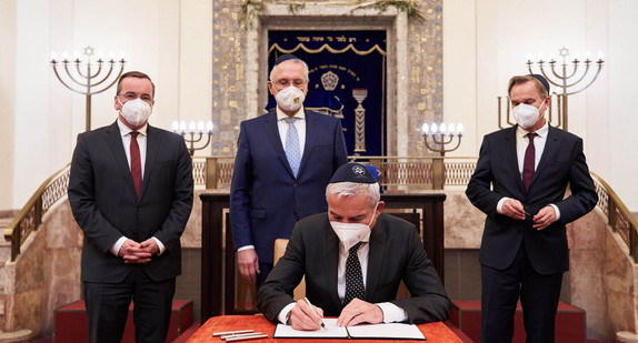 (von links nach rechts:) Innenminister Boris Pistorius, Innenminister Joachim Herrmann, Innenminister Thomas Strobl und Staatssekretär im Bundesministerium des Innern, für Bau und Heimat Hans-Georg Engelke bei der Unterzeichnung der Stuttgarter Erklärung