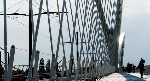 Die Übersichtsaufnahme zeigt die neue Beatus-Rhenanus-Brücke, die zwischen Kehl und Straßburg den Rhein überspannt. (Foto: © dpa)