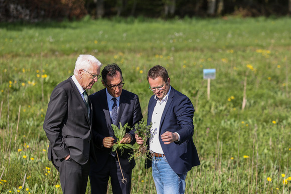 Ministerpräsident Winfried Kretschmann (links), Cem Özdemir (Mitte), Bundesminister für Ernährung und Landwirtschaft, und Jürgen Maurer (rechts), F.R.A.N.Z.-Demobetrieb Hohenlohe