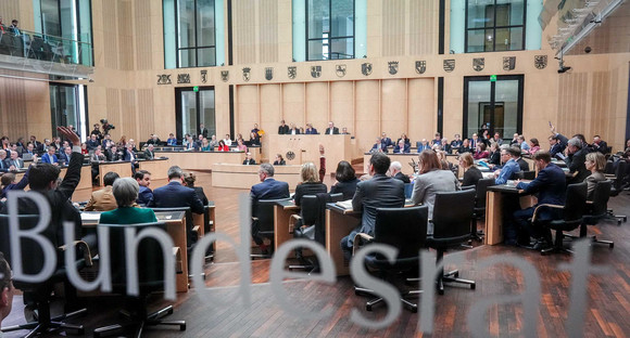 Mitglieder des Bundesrates heben ihre Hand für eine Abstimmung.