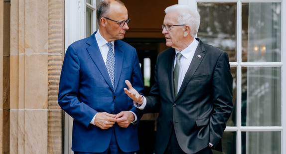 Bundeskanzler Friedrich Merz (links) und Ministerpräsident Winfried Kretschmann (rechts) im Gespräch