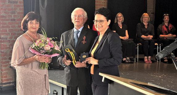 von links nach rechts: Irene Geuenich, Prof. Dr. Hans-Dieter Geuenich und Ministerin der Justiz und für Migration Marion Gentges