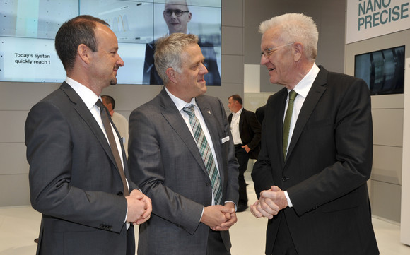 Ministerpräsident Winfried Kretschmann (r.) besucht den Stand der Wittenstein SE (Igersheim)