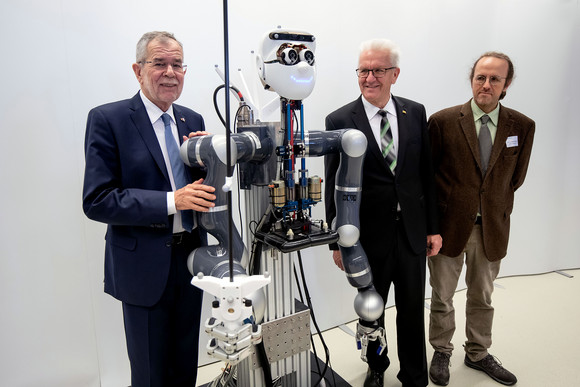 v.l.n.r.: Österreichischer Bundespräsident Dr. Alexander Van der Bellen, Ministerpräsident Winfried Kretschmann und Prof. Dr. Bernhard Schölkopf betrachten den Roboter Apollo. (Bild: Staatsministerium Baden-Württemberg)