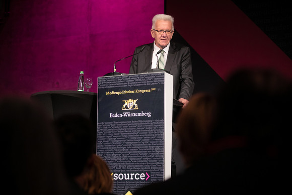 Ministerpräsident Winfried Kretschmann bei seiner Rede auf dem Source – Medienpolitischer Kongress der Landesregierung. (Bild: Staatsministerium Baden-Württemberg)