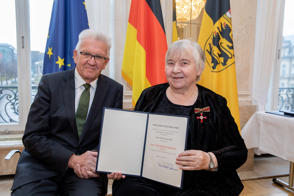 Ministerpräsident Winfried Kretschmann (l.) und Viktoria Graenert (r.) (Bild: Staatsministerium Baden-Württemberg)