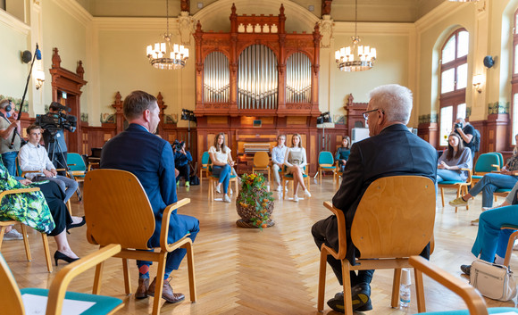 Ministerpräsident Winfried Kretschmann (r.) und Michael Kretschmer (l.), Ministerpräsident von Sachsen, besuchen das Schiller-Gymnasium in Bautzen. (Bild: Staatsministerium Baden-Württemberg)