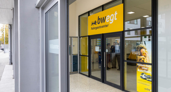 Eingang zu einem bwegt-Fahrgastcenter mit großer Beschilderung