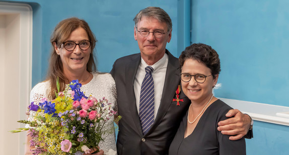 von links nach rechts: Dr. Susanne Beyersdorf, Prof. Dr. Karl Friedhelm Beyersdorf, Ministerin der Justiz und für Migration Marion Gentges