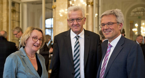 Wissenschaftsministerin Theresia Bauer (l.), Ministerpräsident Winfried Kretschmann (M.) und der Vorsitzende des Wissenschaftsrats, Prof. Dr. Manfred Prenzel (r.)
