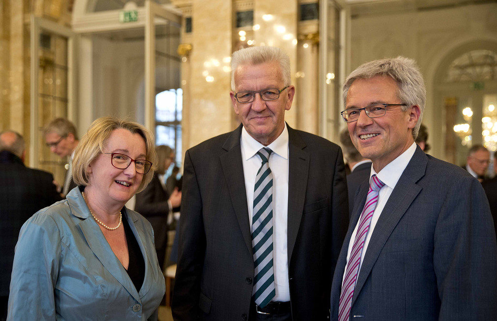 Wissenschaftsministerin Theresia Bauer (l.), Ministerpräsident Winfried Kretschmann (M.) und der Vorsitzende des Wissenschaftsrats, Prof. Dr. Manfred Prenzel (r.)