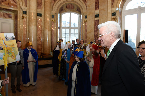 Ministerpräsident Winfried Kretschmann und seine Frau Gerlinde mit Sternsingern