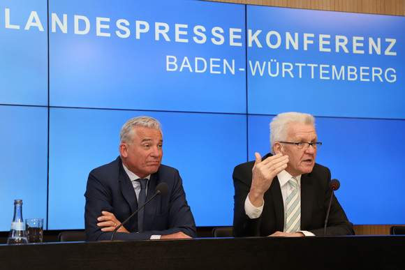 Ministerpräsident Winfried Kretschmann (r.) und Innenminister Thomas Strobl (l.) (Bild: Staatsministerium Baden-Württemberg)