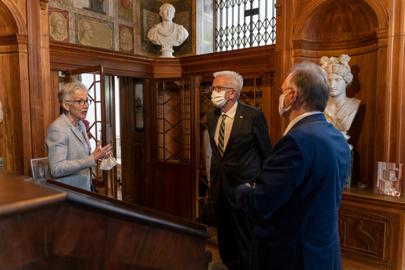 v.l.n.r.: Brigitte Mang, Direktorin der Kulturstiftung Dessau-Wörlitz, Ministerpräsident Winfried Kretschmann und Reiner Haseloff, Ministerpräsident von Sachsen-Anhalt, im Schloss Wörlitz (Bild: Staatsministerium Baden-Württemberg)