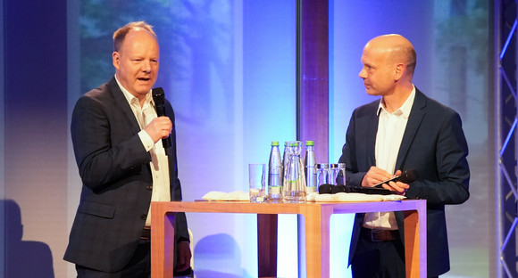 Anselm Cybinski und Stephan Ertner im gemeinsamen Gespräch auf der Bühne