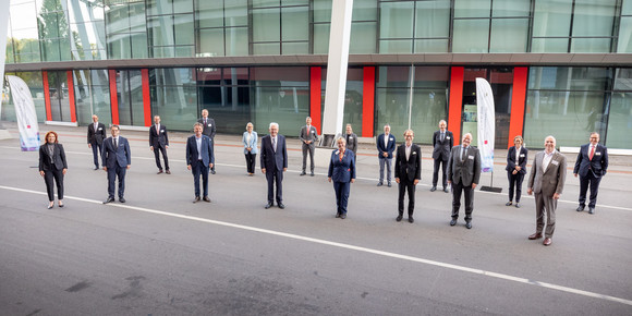 Gruppenbild mit Teilnehmenden der dritten Jahresveranstaltung des Forums Gesundheitsstandort Baden-Württemberg, unter anderen mit Ministerpräsident Winfried Kretschmann (achter von links).