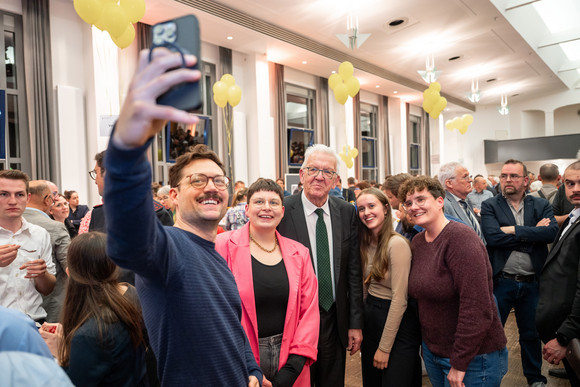 Ein Selfie mit Ministerpräsident Winfried Kretschmann (Mitte)