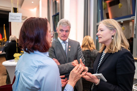 Thekla Walker (rechts), Ministerin für Umwelt, Klima und Energiewirtschaft, im Gespräch