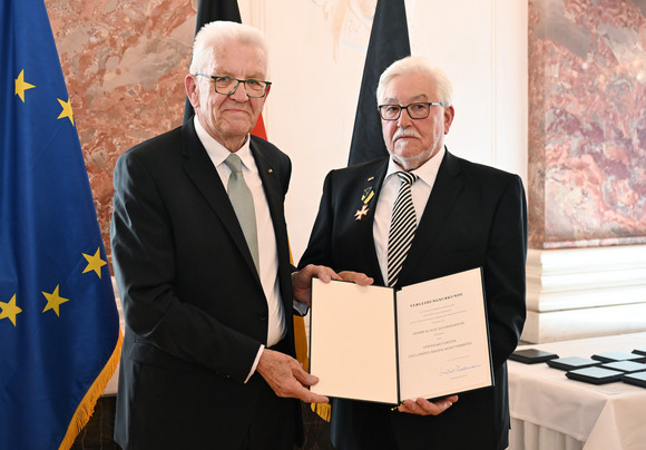 Auszeichnung Verdienstorden des Landes an 24 verdiente Persönlichkeiten Ministerpräsident Winfried Kretschmann (links) und Klaus Schirdewahn (rechts)
