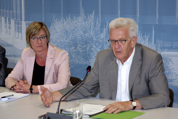 Ministerpräsident Winfried Kretschmann (r.) und Finanzministerin Edith Sitzmann (l.) 