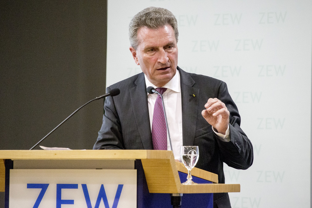 EU-Kommissar Günther H. Oettinger bei seiner Rede (Foto: Erich Dichiser/ZEW)