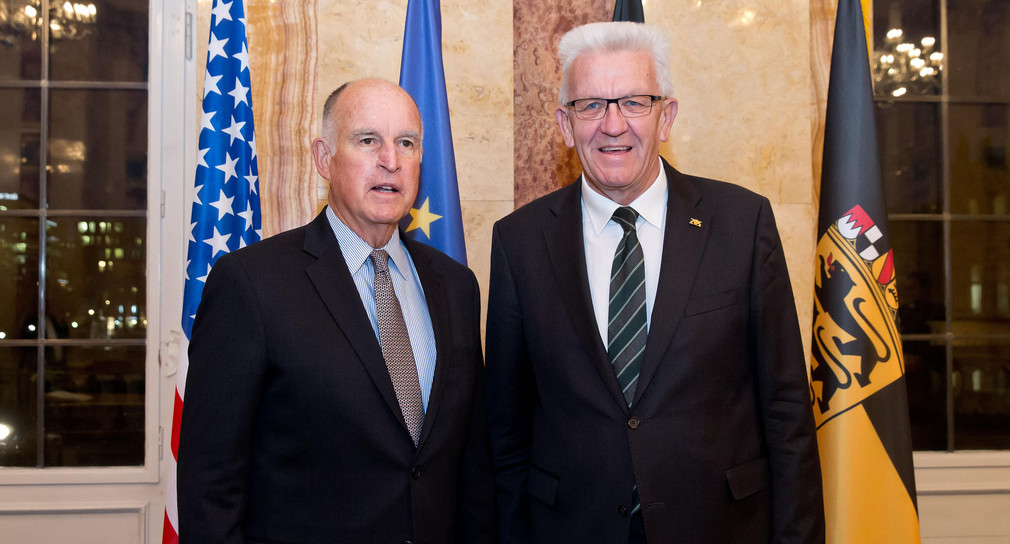 Ministerpräsident Winfried Kretschmann (r.) und der Gouverneur von Kalifornien, Edmund G. „Jerry“ Brown Jr. (l.)