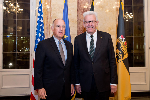 Ministerpräsident Winfried Kretschmann (r.) und der Gouverneur von Kalifornien, Edmund G. „Jerry“ Brown Jr. (l.)