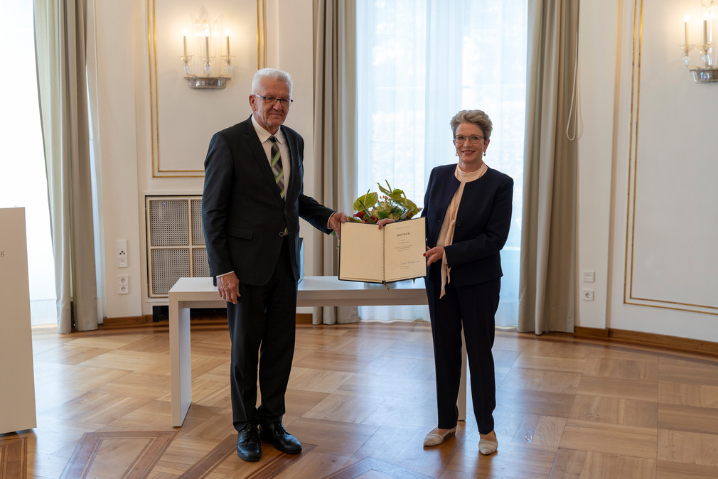 Ministerpräsident Winfried Kretschmann übergibt die Ernennungsurkunde an die neue Staatsrätin für Zivilgesellschaft und Bürgerbeteiligung Barbara Bosch.