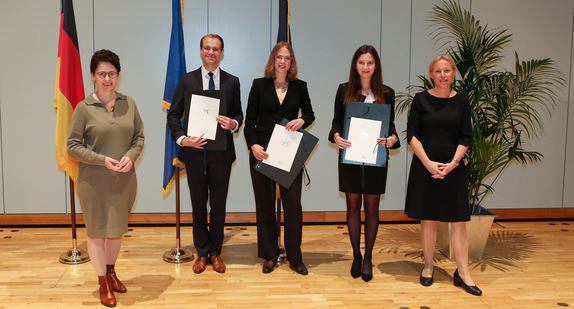 Von links nach rechts: Justizministerin Marion Gentges, Dr. Neil Kranzhöfer, Brigitte Voigt, Lonja Dünschede, Präsidentin des Landesjustizprüfungsamts Sintje Leßner