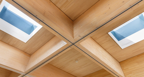 Tragkonstruktion aus Holz und Akustikbeplankung an der Decke im Foyer