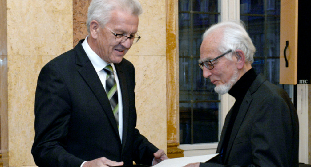 Ministerpräsident Winfried Kretschmann (l.) überreicht Bundesminister a.D. Dr. Erhard Eppler (r.) die Verleihungsurkunde mit dem Ehrentitel Professor