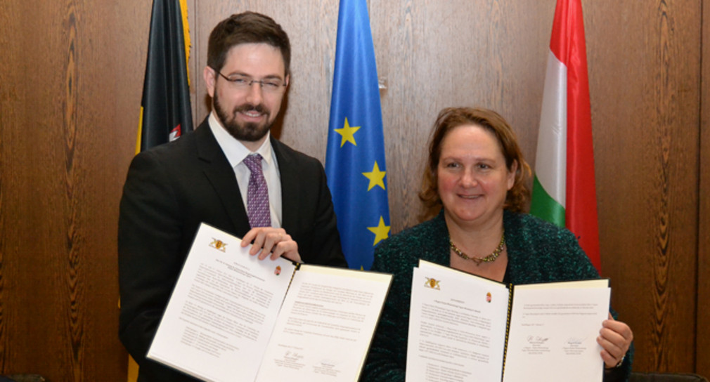 Der ungarische Staatssekretär für Wirtschaftsdiplomatie, Levente Magyar (l.) und Staatssekretärin Theresa Schopper (r.)