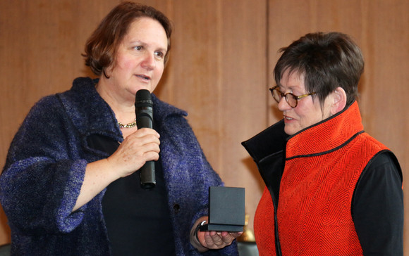 Staatssekretärin Theresa Schopper (l.) überreicht Sonngard Dohrn (r.) die Staufermedaille des Landes Baden-Württemberg. (Foto: © Stadt Kirchheim unter Teck)