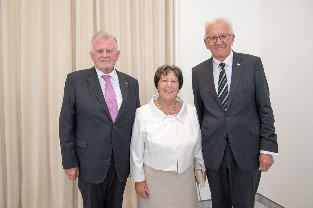 Ministerpräsident Winfried Kretschmann mit dem ehemaligen Ministerpräsidenten Prof. Dr. h. c. Erwin Teufel und seiner Ehefrau Edeltraud Teufel.