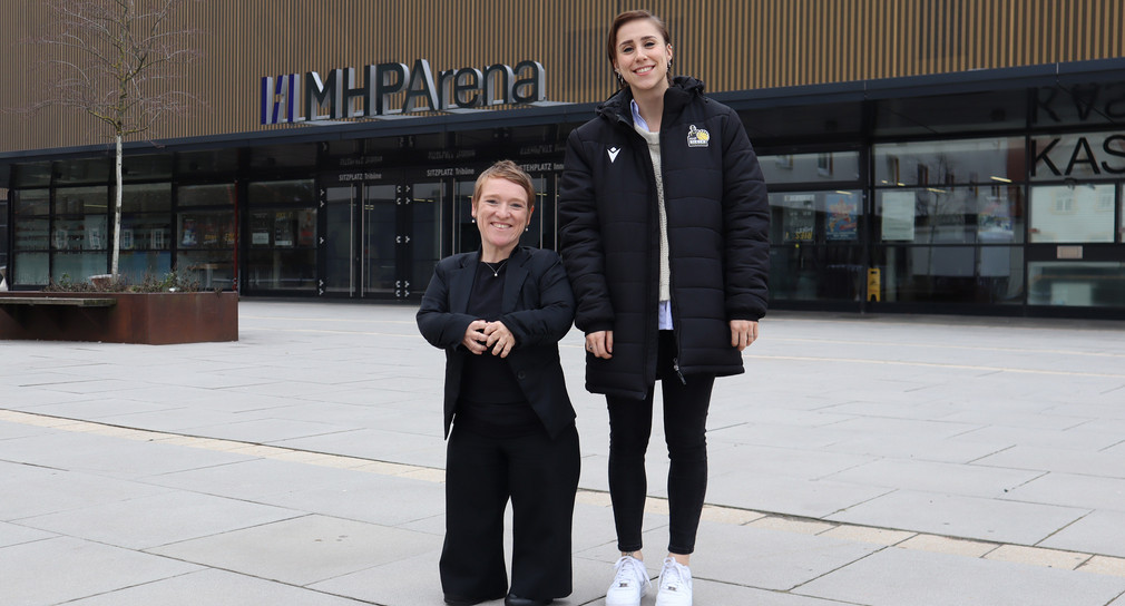 Landes-Behindertenbeauftragte Simone Fischer und Sandra Moosbauer (MHP Riesen Ludwigsburg) vor der MHPArena