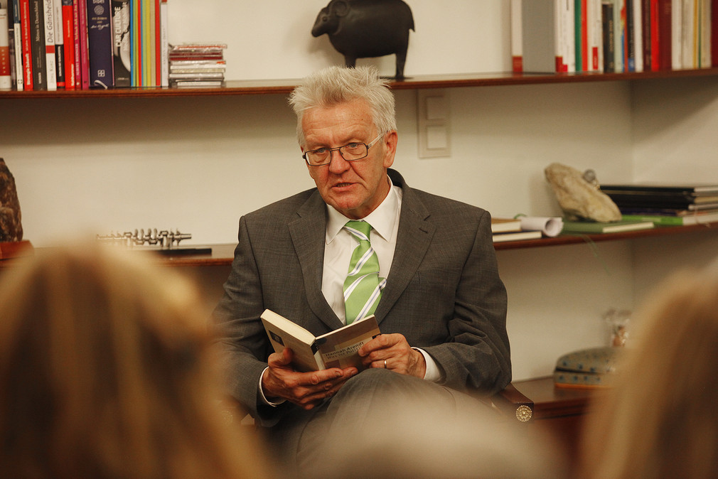 Im Rahmen der «stuttgartnacht» am 22. Oktober 2011 liest Ministerpräsident Winfried Kretschmann in seinem Amtszimmer in der Villa Reitzenstein einen Text aus einem seiner Lieblingsbücher von Hannah Arendt vor.