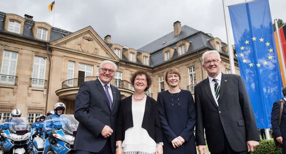 Bundespräsident Frank-Walter Steinmeier (l.), seine Frau Elke Büdenbender (2.v.r.), Ministerpräsident Winfried Kretschmann (r.) und dessen Frau Gerlinde Kretschmann (2.v.l.) stehen vor der Villa Reitzenstein in Stuttgart. (Foto: © dpa)