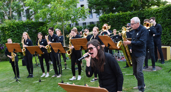 Bigband des Werkgymnasiums Heidenheim unter Leitung des Musiklehrers Joachim Kocsis – Lehrerin Ricarda Rickert singt „Valery“ von Amy Whinehouse