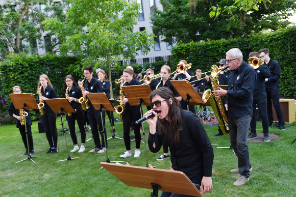 Medienbegegnung Traditionelles Badisches Spargelessen in der Landesvertretung Bigband des Werkgymnasiums Heidenheim unter Leitung des Musiklehrers Joachim Kocsis – Lehrerin Ricarda Rickert singt „Valery“ von Amy Whinehouse