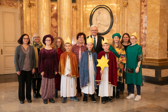 Ministerpräsident Winfried Kretschmann und seine Frau Gerlinde (M.) mit den Sternsingern der Kirchengemeinde St. Michael (Kirchberg an der Murr) (Bild: Staatsministerium Baden-Württemberg)