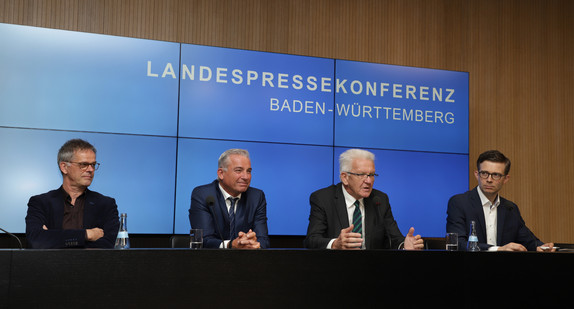 v.l.n.r.: Regierungssprecher Rudi Hoogvliet, Innenminister Thomas Strobl, Ministerpräsident Winfried Kretschmann und der Vorsitzende der Landespressekonferenz Baden-Württemberg, Anno Knüttgen, bei der Regierungspressekonferenz (Bild: Staatsministerium Baden-Württemberg)