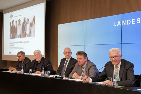 v.r.n.l.: Ministerpräsident Winfried Kretschmann, Sozial- und Integrationsminister Manne Lucha, Dr. Kai Unzicker (Bertelsmann Stiftung), Prof. Dr. Klaus Boehnke (Jacobs University, Bremen) und der stellvertretende Regierungssprecher Arne Braun bei der Regierungspressekonferenz (Bild: Staatsministerium Baden-Württemberg)