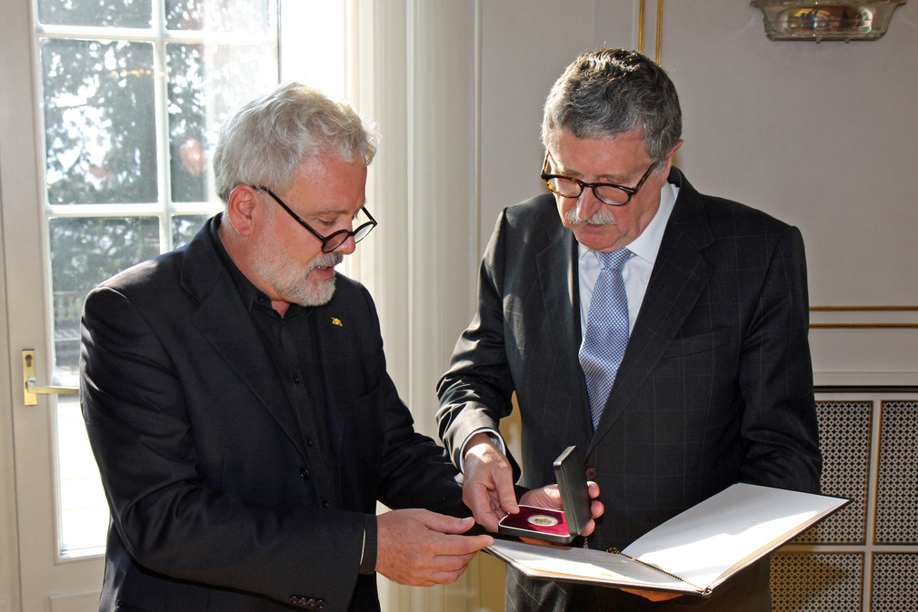 Staatssekretär Klaus-Peter Murawski (l.) und Prof. Dr. med. Claude Krier (r.)