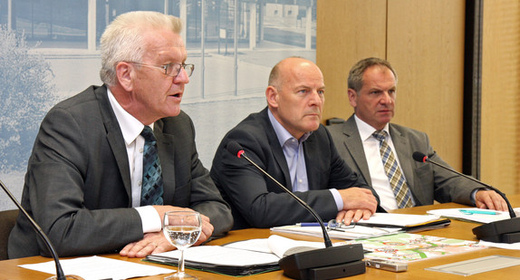 Ministerpräsident Winfried Kretschmann (l.), Verkehrsminister Winfried Hermann (M.) und Innenminister Reinhold Gall (r.)