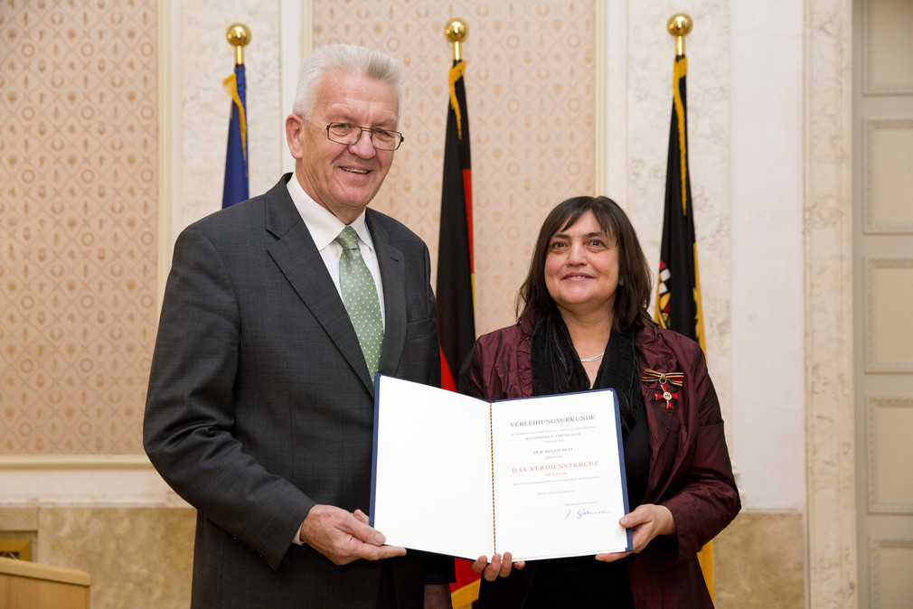 Ministerpräsident Winfried Kretschmann (l.) und Renate Butt (r.)